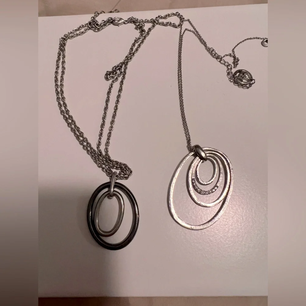 2 necklaces/costume jewelry , oval shaped